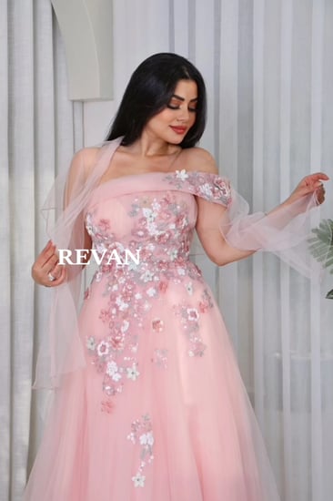 فستان تول مطرّز بالورود من ريڤــان