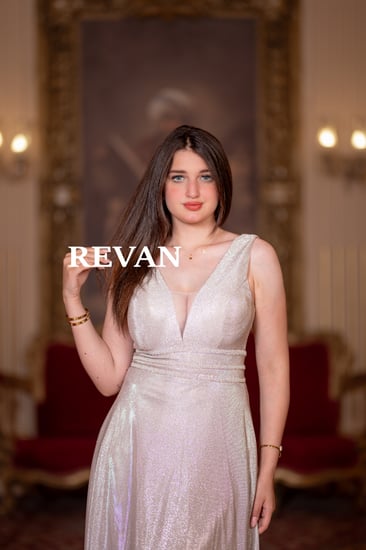 فستان سهرة لامع بطبقة ملساء وقصة واسعة أنيقة