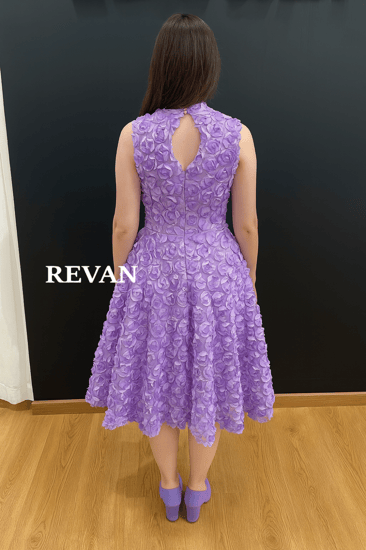فستان ميدي فاخر من ريفان باللون البنفسجي مطرز بورود 3D أنيقة