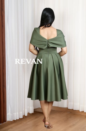 فستان بكسرات أنيقة وتصميم ملوكي