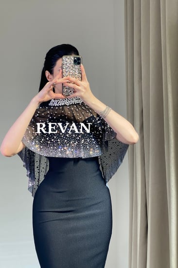 فستان أسود بكاب كريستالي فاخر من ريڤــان