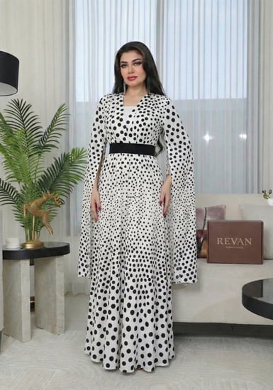 فستان عيد طويل منقط بقصة أنثوية وأكمام منسدلة من ريڤــان