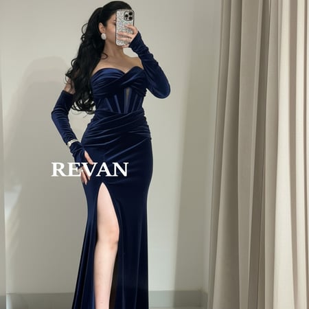 فستان سهرة مخملي بقصة ملتفة وشق جانبي من ريڤــان