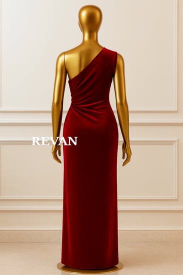 فستان أحمر مخملي كتف واحد بشق أنيق من ريفان