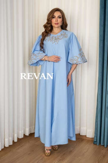 جلابية واسعة بتطريز فاخر لإطلالة أنيقة