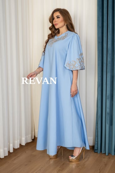 جلابية واسعة بتطريز فاخر لإطلالة أنيقة