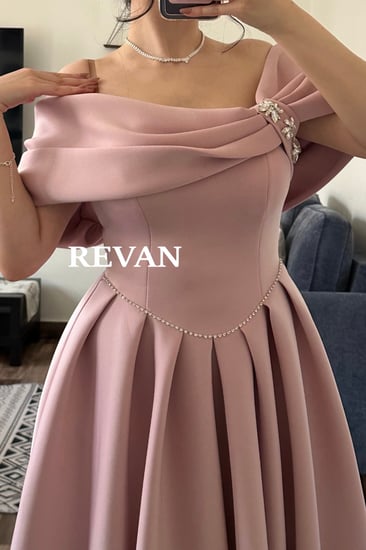 فستان بكسرات أنيقة وتصميم ملوكي