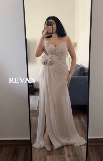 فستان فاخر بدون اكتاف مع زهرة جانبية من ريفان
