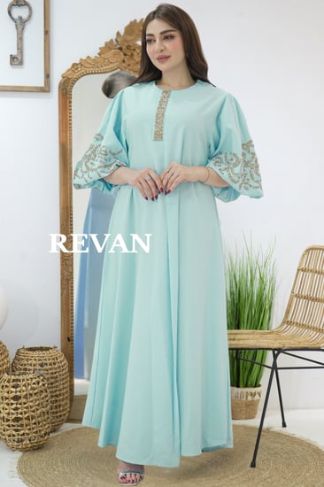 جلابية ناعمة بتطريز جذاب من الاكمام والصدر