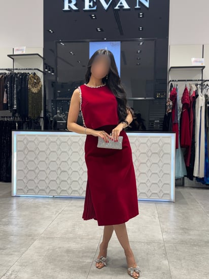 طقم سهرة مخمل ميدي مزين بالكريستال من ريڤــان