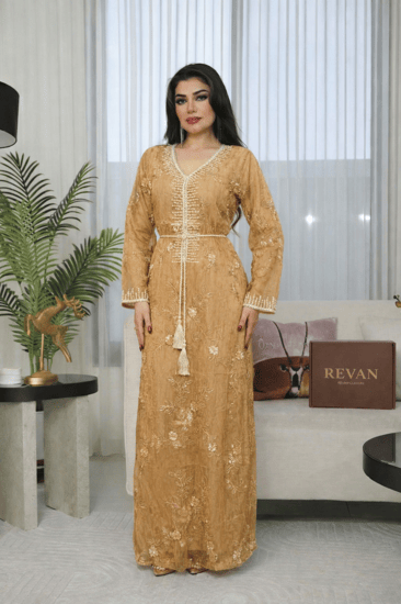 جلابية رمضانية مطرزة بتفاصيل أنيقة وقصة انسيابية من ريڤــان