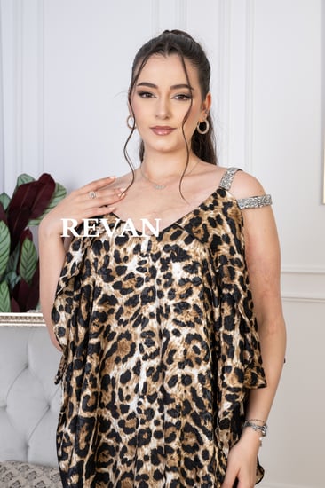 فستان بنقشة جريئة بلمسة فاخرة