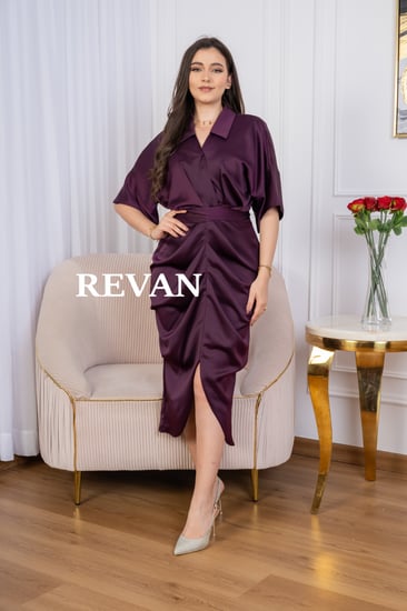 فستان ساتان بتصميم أنيق ولمسات فاخرة