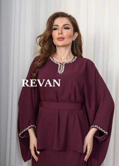 طقم أنيق بتصميم عصري ولمسات فخمة