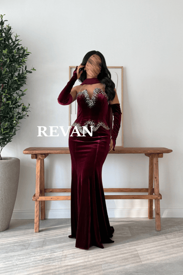 فستان مخملي سحر الإطلالة الملكية