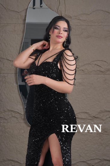 فستان سهرة بتفاصيل متلألئة وقصة أنثوية من ريڤــان