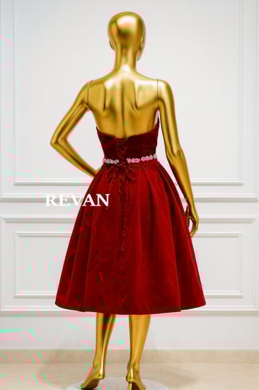 فستان سهرة مخملي منفوش بحزام لامع جاذبية ملكية من ريڤــان