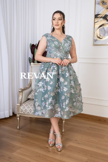 فستان تول مطرّز بتصميم منفوش وقصة ملتفة