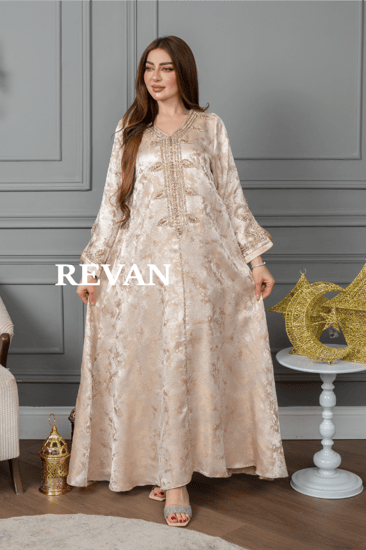 جلابية فاخرة بتصميم مميز ولمسات تطريز راقية