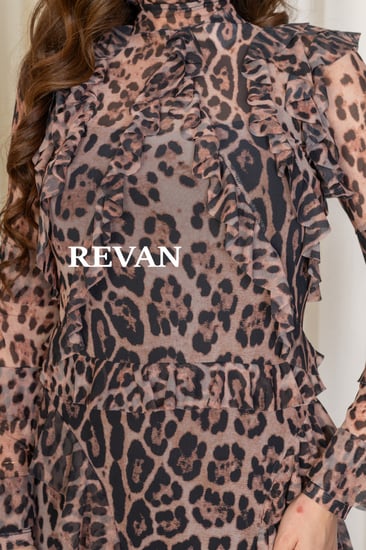 فستان بنقشة الفهد بكشكش أنيق