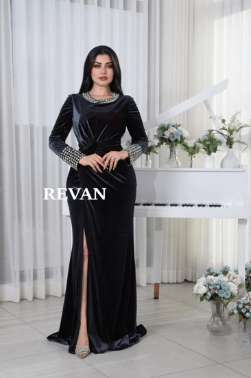 فستان سهرة بتطريز فاخر وقصة ملتفة من ريڤــان