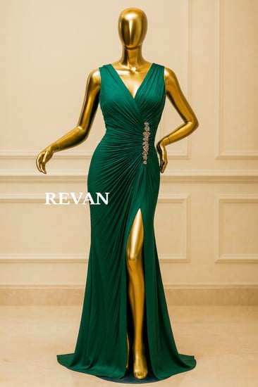 فستان سهرة زيتي بطيات فاخرة من ريڤــان