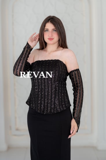 فستان أسود راقٍ بتفاصيل ترتر وأكمام شفافة