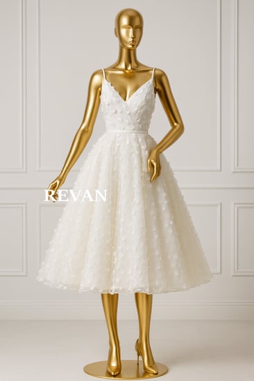 فستان سهرة أبيض ميدي أنوثة راقية بتفاصيل فاخرة من ريفــان