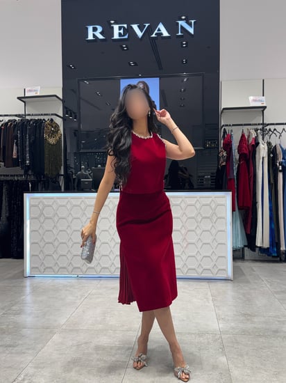 طقم سهرة مخمل ميدي مزين بالكريستال من ريڤــان