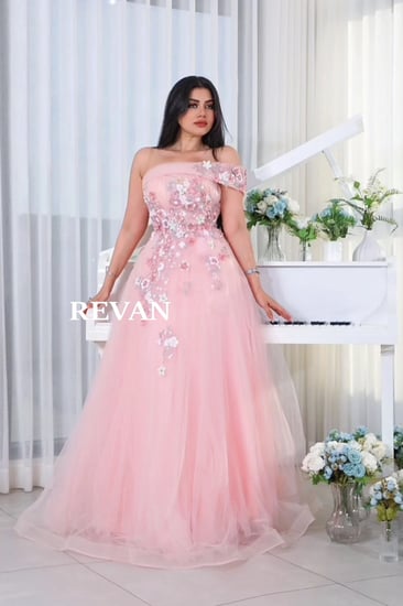 فستان تول مطرّز بالورود من ريڤــان