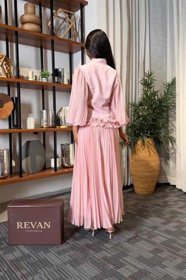 طقم عيد فاخر ببلوزة كريب وتنورة شيفون بليسيه طويلة من ريڤــان