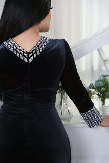 فستان سهرة بتطريز فاخر وقصة ملتفة من ريڤــان