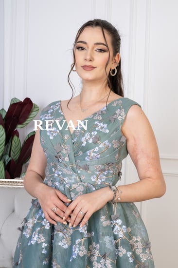 فستان تول مطرّز بتصميم منفوش وقصة ملتفة