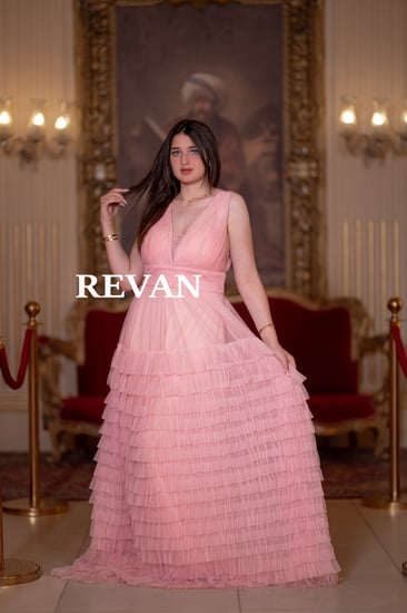 فستان تول بطبقات كسرات أنيقة وقصة واسعة