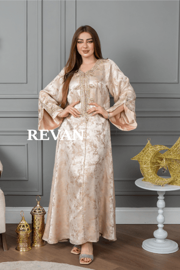 جلابية فاخرة بتصميم مميز ولمسات تطريز راقية