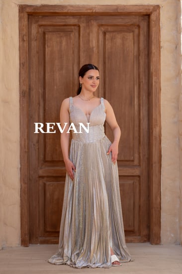 فستان لامع بكسرات فاخرة وقصة منفوشة