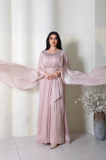 جلابية  ملكية بكسرات انسيابية وتطريز علوي فاخر من ريڤــان