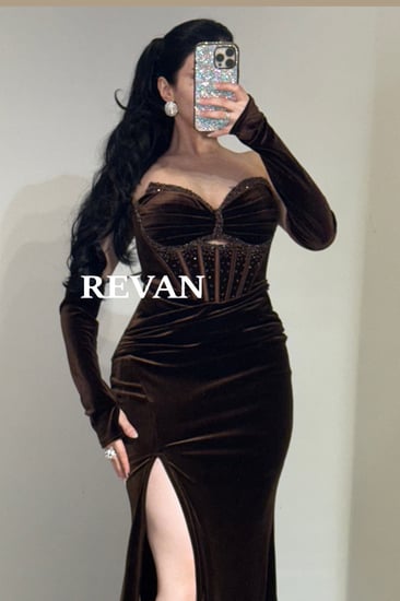 فستان سهرة مخملي بكورساج مرصع وشق جانبي من ريڤــان