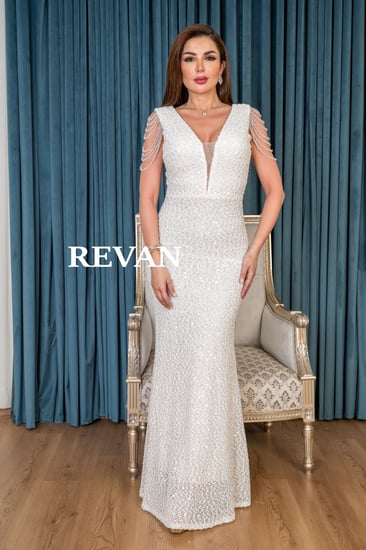 فستان سهرة راقٍ بتفاصيل لؤلؤية فاخرة