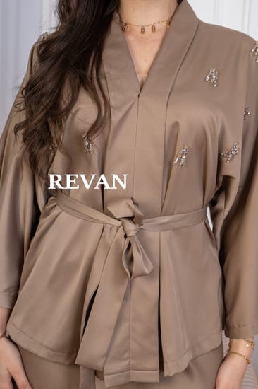 طقم ستان ملكي بتطريز ناعم ولمسة فاخرة