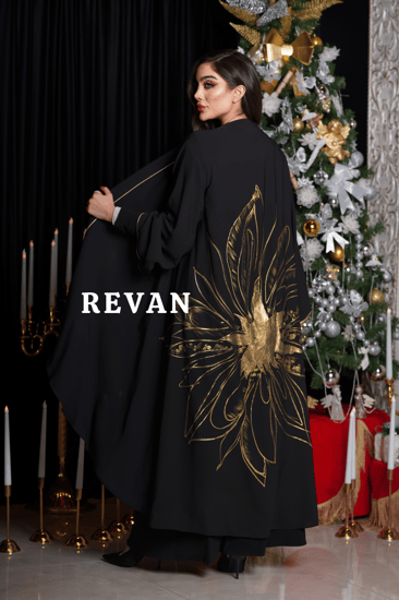 بشت بتصميم راقٍ وزخارف ذهبية فريدة