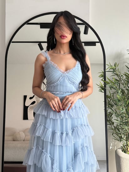 فستان عيد طويل أنيق بطبقات تول وتصميم أنثوي من ريڤــان