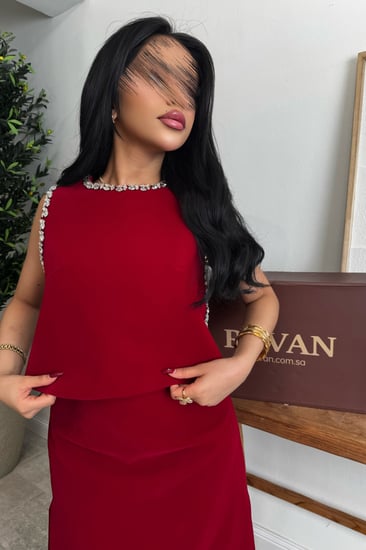 فستان عيد  قطعتين ميدي بتصميم طبقات وتفاصيل كريستال فاخرة  من ريڤــان