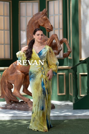 فستان سهرة طويل بربطة جانبية وتفاصيل كريستال