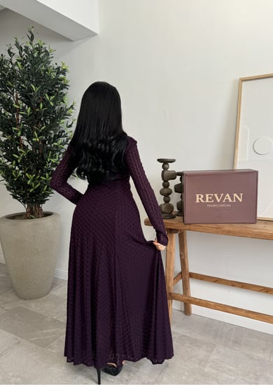 فستان عيد طويل بقصة أنثوية ناعمة فخامة كلاسيكية بلمسة عصرية من ريڤــان