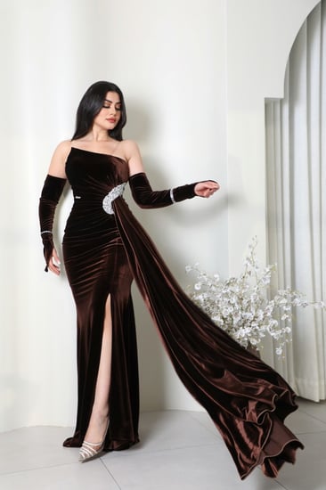 فستان سهرة بقصة أنيقة مع ذيل انسيابي من ريڤــان