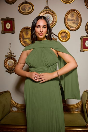 فستان سهرة بحمالة رقبة عالية وطيّات أنيقة مع شال منفصل