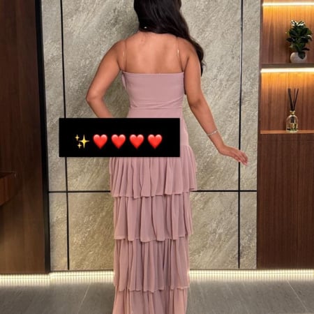 فستان ناعم وردي وبيج