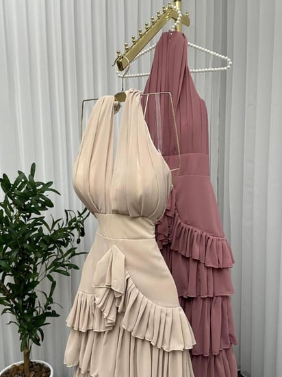 فستان ناعم وردي وبيج