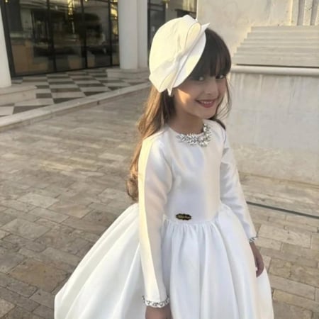 فستان أوف وايت بتصميم مميز